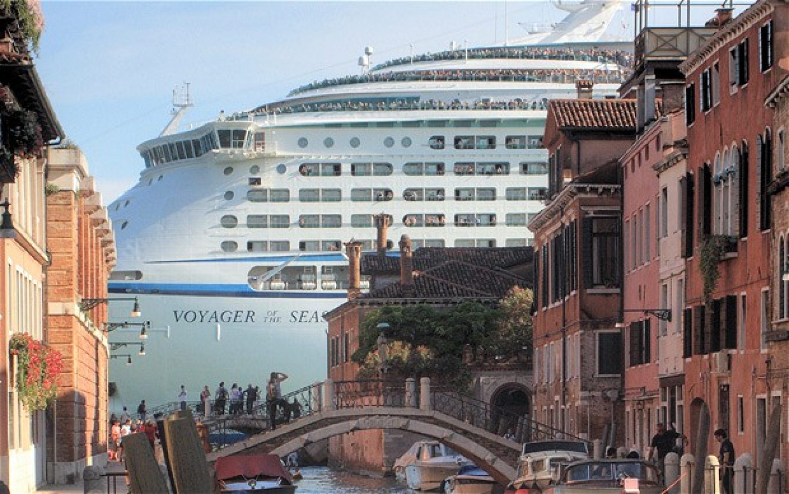 large cruise ship in venice
